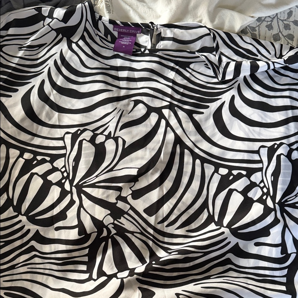 Beverly Drive Monochrome Black & White Graphic Floral Top